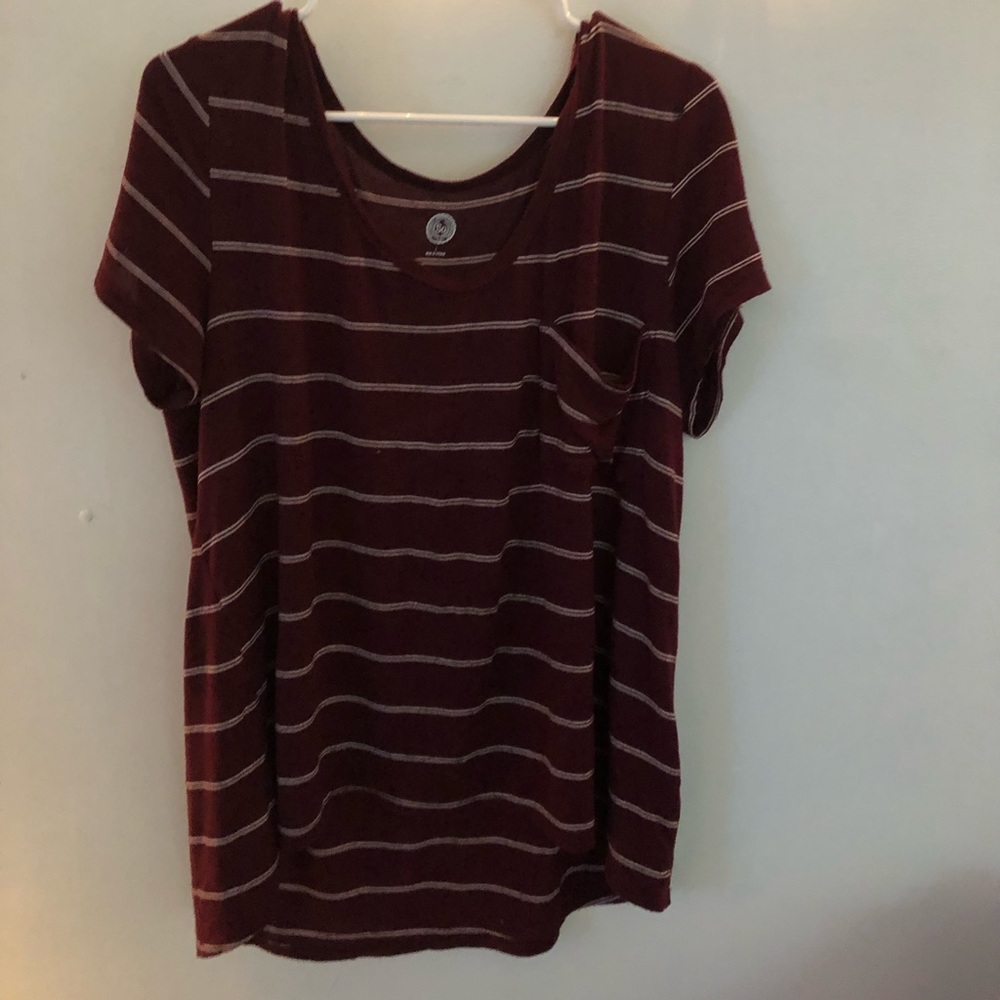 Burgundy soft fabric white striped T-shirt
